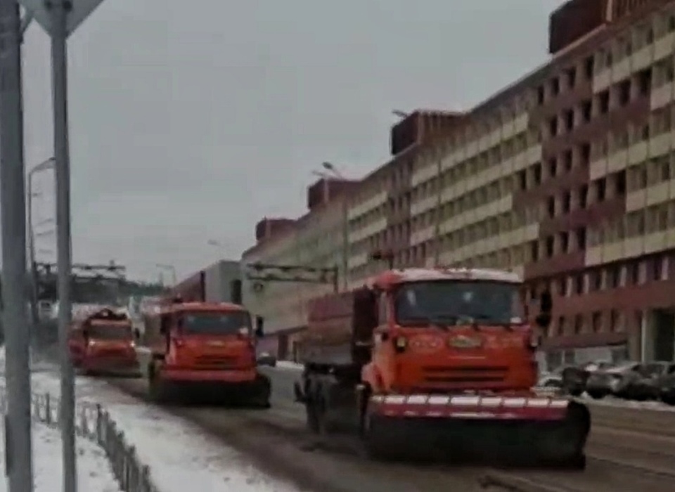 На дороги Волгограда нанесли свыше 1000 тонн противогололёдных реагентов