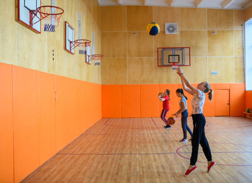 Тринадцать школьных спортзалов модернизируют в Волгоградской области
