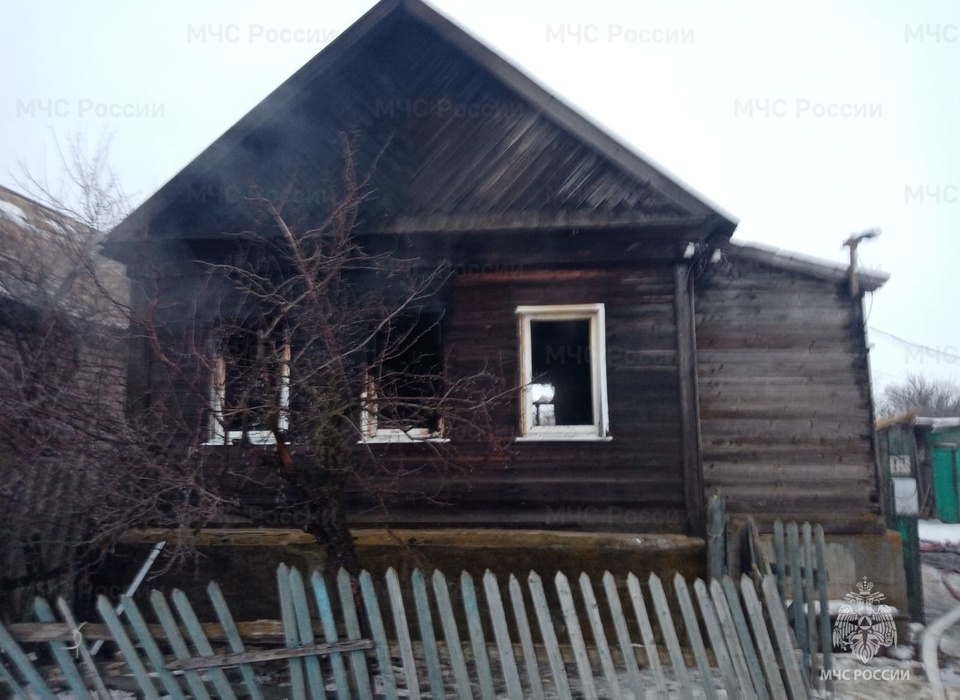 Супружеская пара погибла при пожаре в деревянном доме под Волгоградом