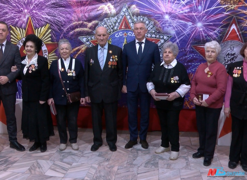 Волгоградцы получают знак «Житель осаждённого Сталинграда»