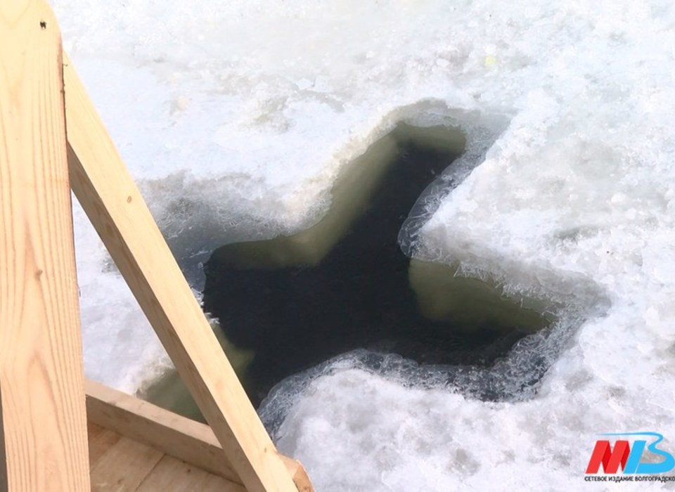 Зажор льда: под Волгоградом отменили крещенские купания на Дону