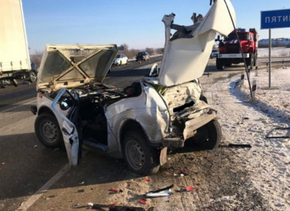 Пассажир «Нивы» разбился насмерть в ДТП с тягачом под Волгоградом