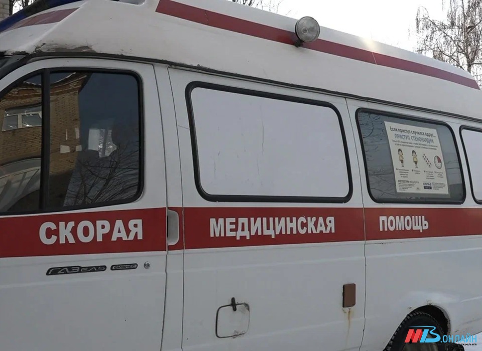 В Волгограде камера сняла момент ДТП, когда женщина-водитель сбила пенсионера на светофоре