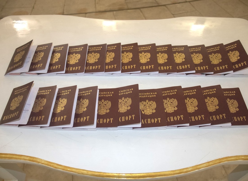 В Волгограде глава региональной полиции вручил паспорта кадетам