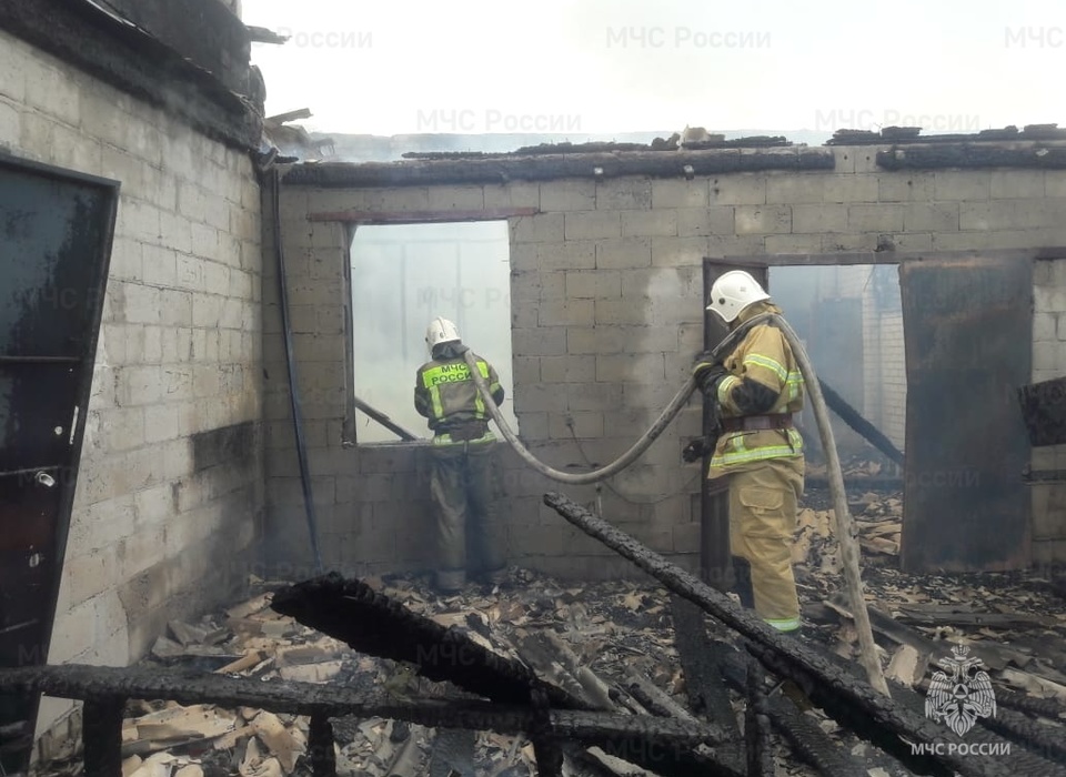 Под Волгоградом пожилые супруги погибли при пожаре частного дома