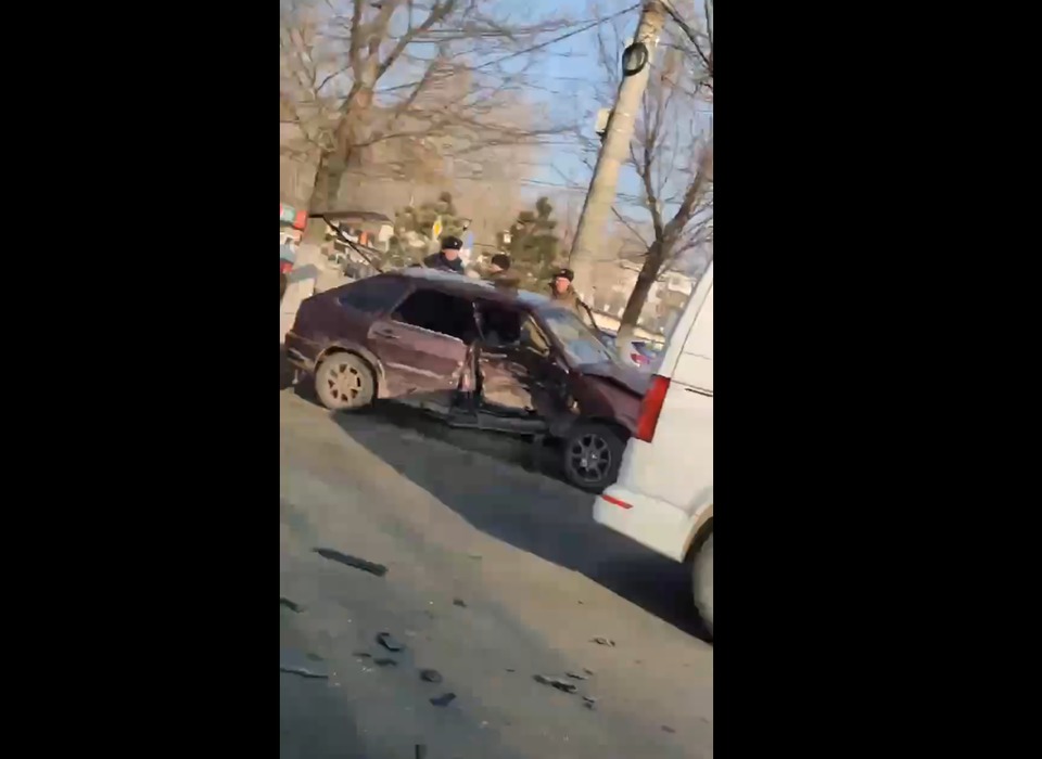 Днем 31 января в Волгограде столкнулись ВАЗ и Bentley, есть пострадавший