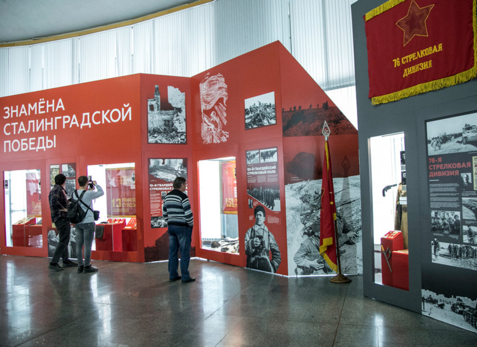 В центре Волгограда открылась выставка «Знамена Сталинградской победы»