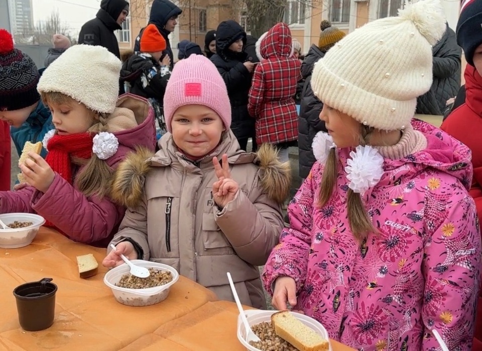 В Волгограде сотрудники Росгвардии развернули для школьников полевую кухню