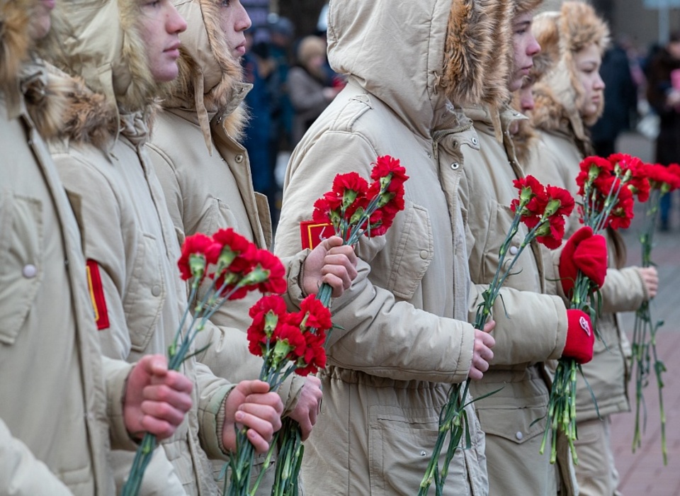 В Волгограде возложили цветы и венки к Вечному огню