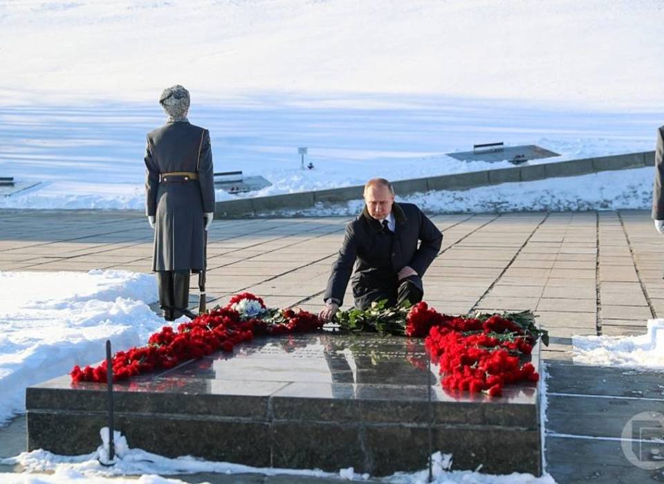 Владимир Путин начал визит в Волгоград с посещения Мамаева кургана