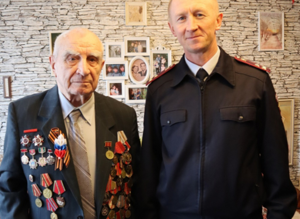 Волгоградские полицейские поздравили ветеранов