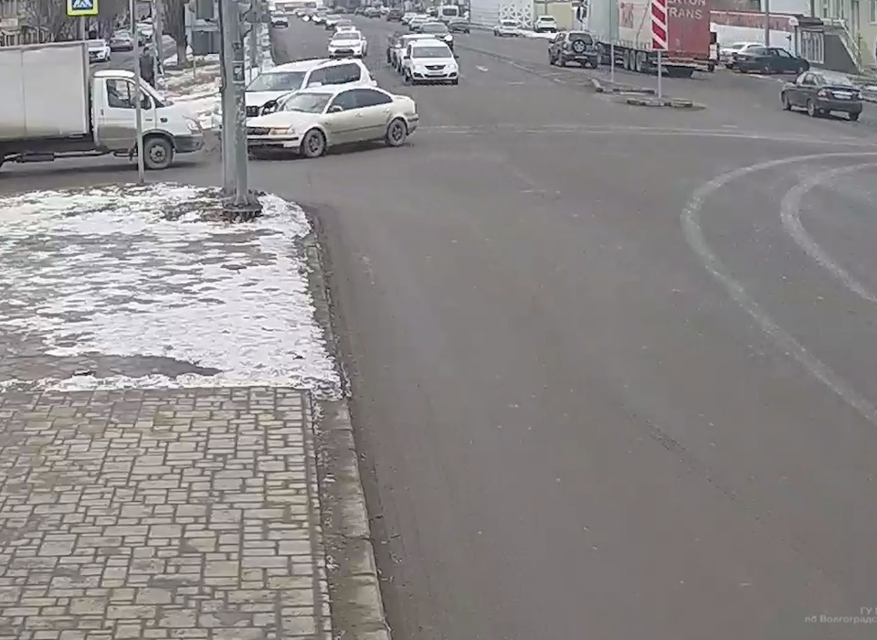 В центре Волгограда произошло ДТП с участием трех машин