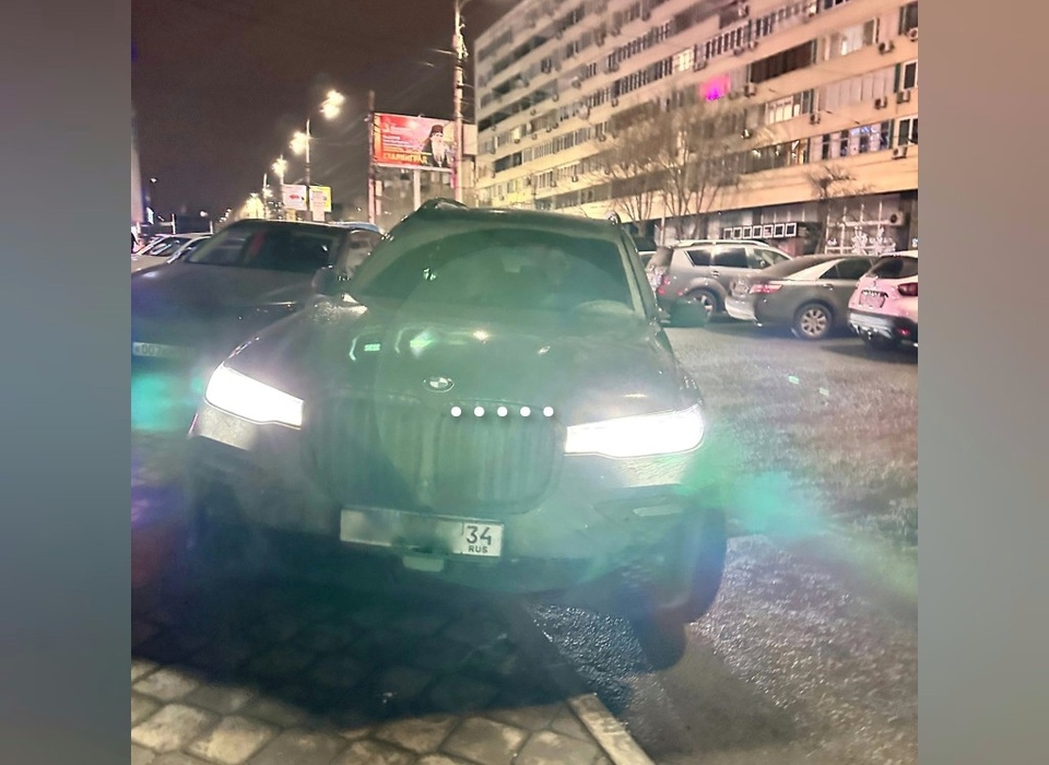 В Волгограде припарковавшийся на тротуаре автохам попал на видео