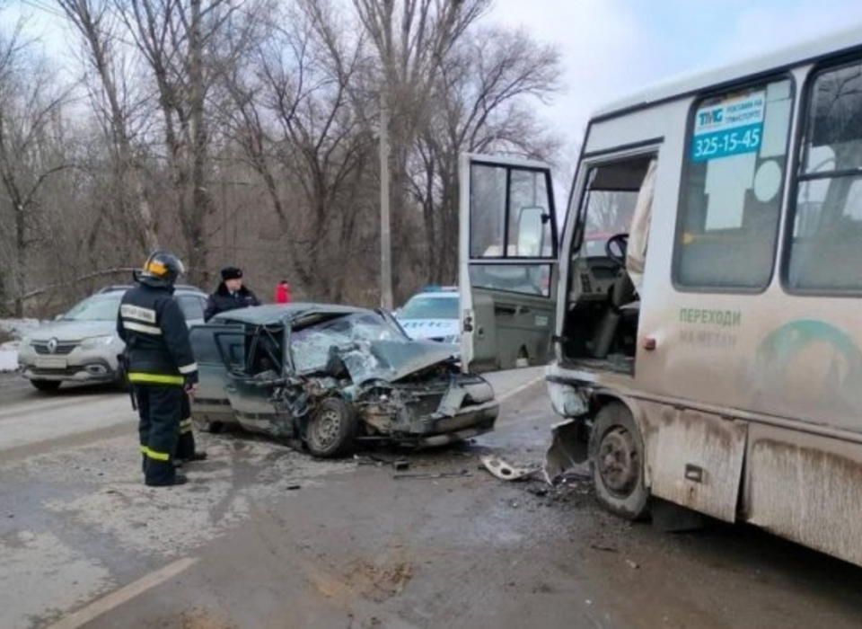 79 автобус врезался в легковушку в Волгограде: есть пострадавшие