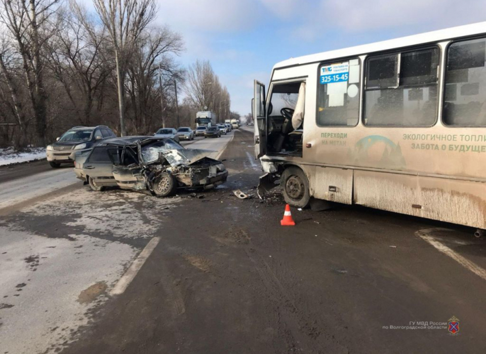 Водитель ВАЗа и его пассажирка пострадали в ДТП с микроавтобусом в Волгограде