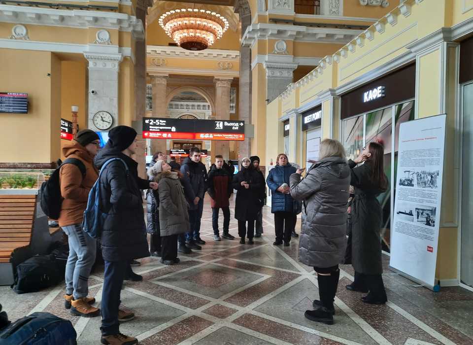 В Волгограде школьникам с нарушением слуха провели экскурсию на ж/д вокзале