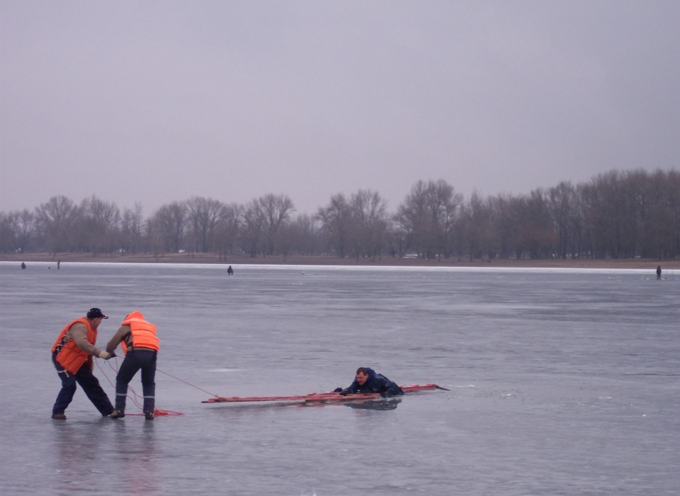 В Волгограде спасатели помогли рыбаку, которому стало плохо в 7 км от берега