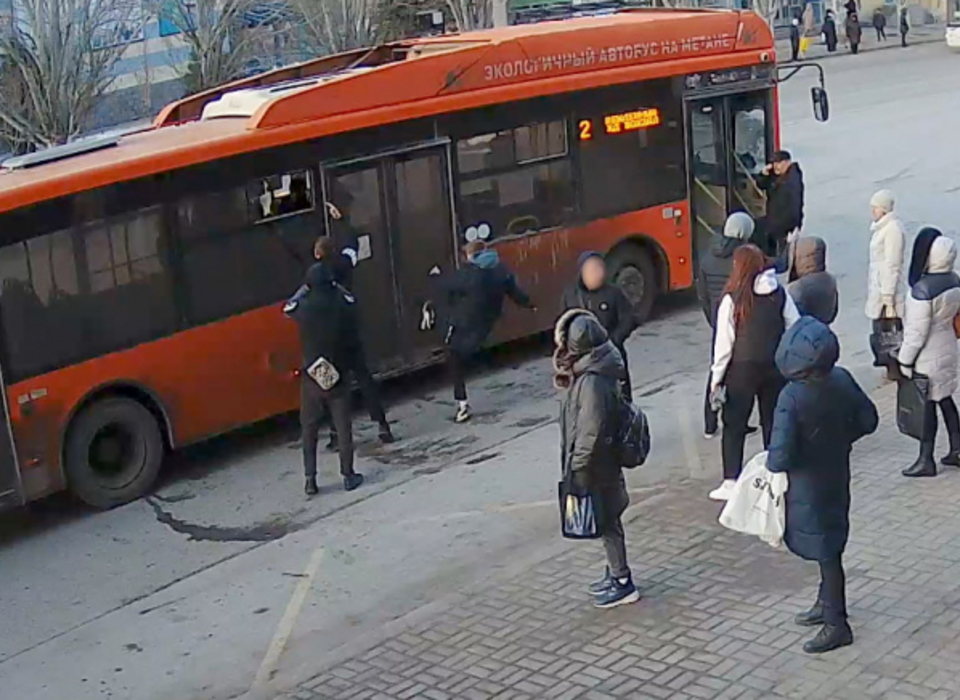 В Волгограде четверо подростков вышли из автобуса через форточку