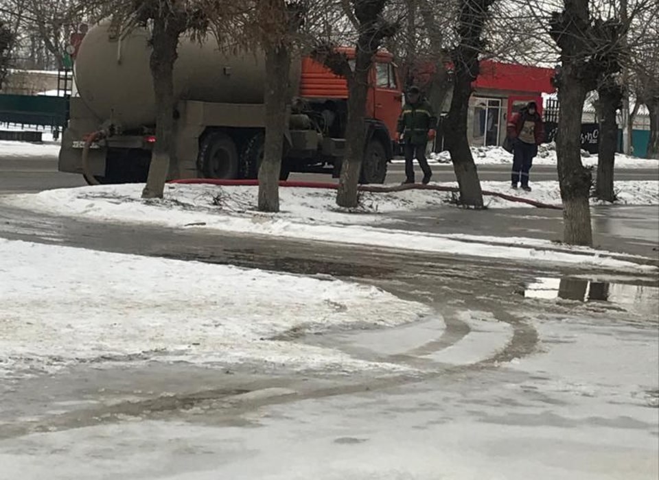 Бригада устраняет порыв на водопроводе, произошедший 10 февраля в Котово