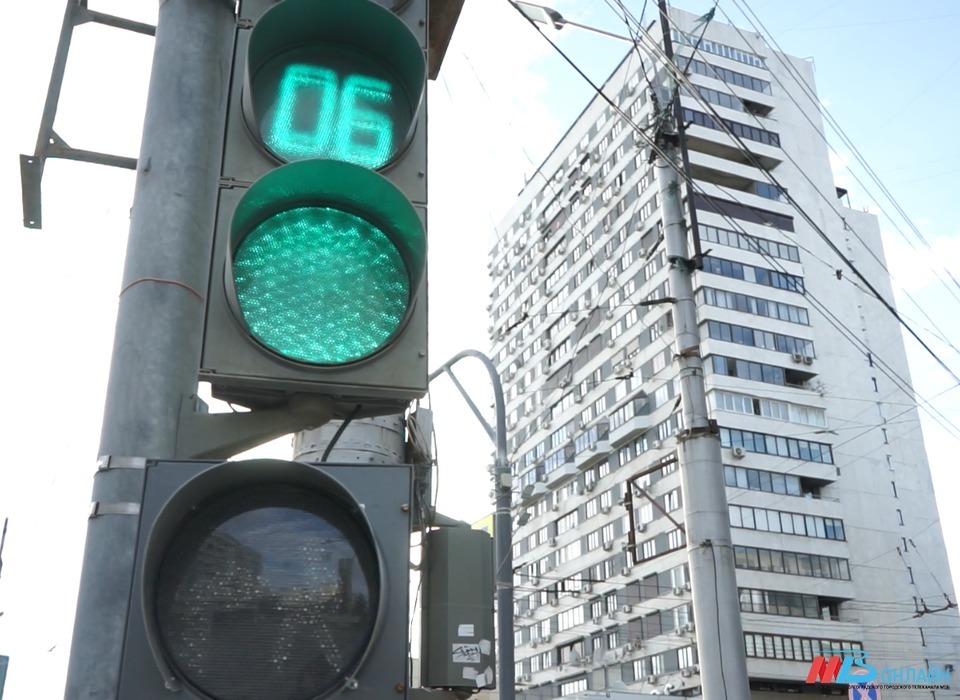 Волгоградских автомобилистов начнут штрафовать за проезд на желтый сигнал светофора