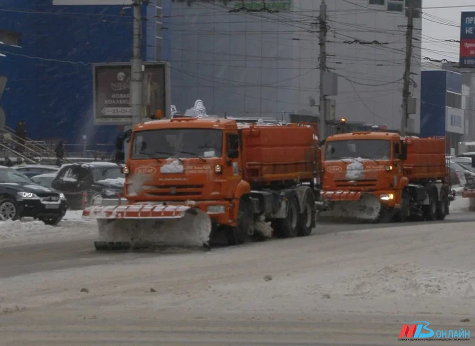 В Волгограде с началом снегопада на  дороги вышли 60 единиц спецтехники