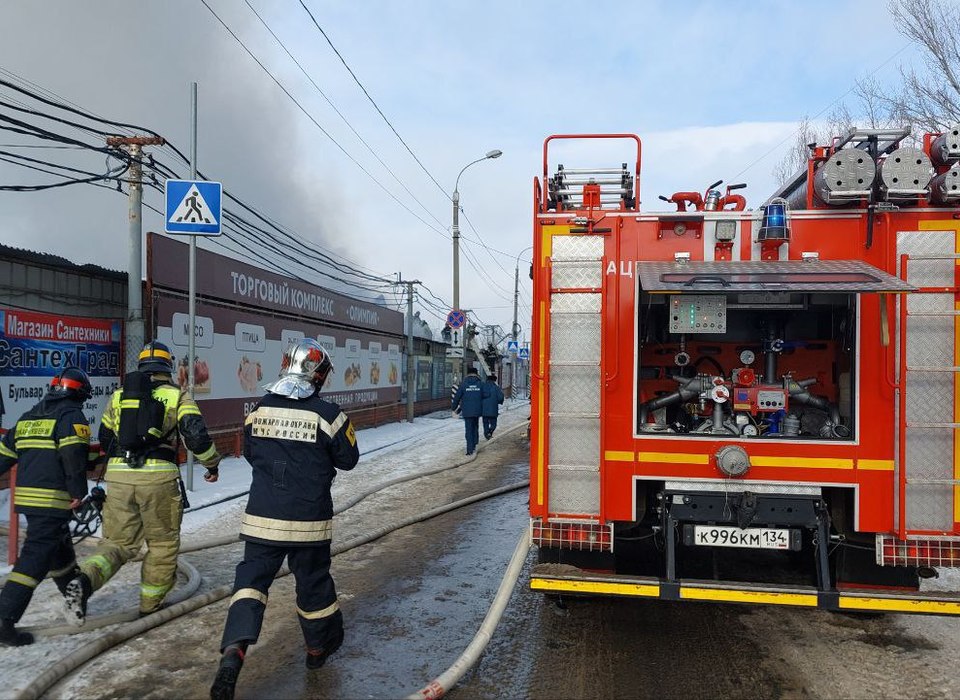 В Волгограде горит рынок «Олимпия» на Семи Ветрах