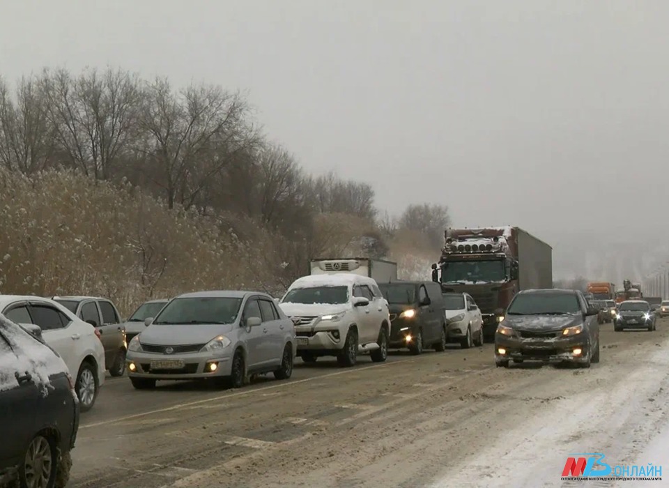 Из-за снега на трассах Волгоградской области образовалась пробка из большегрузов