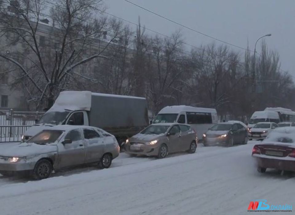 Из-за снегопада Волгоград встал в 6-балльных автомобильных пробках