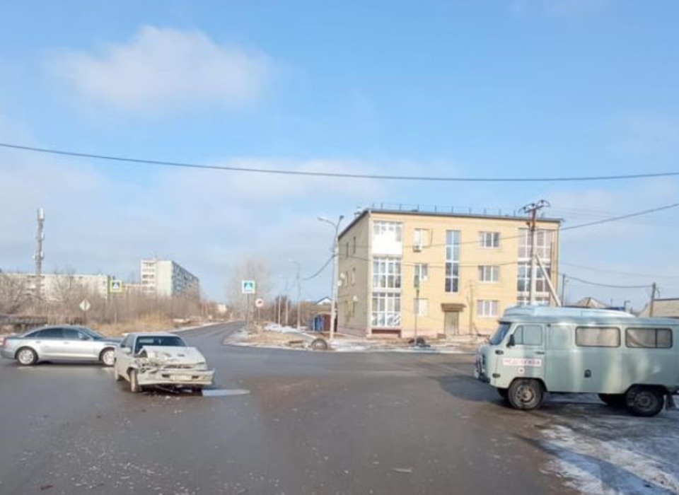 В Волгограде пациент больницы выпал из автомобиля «УАЗа» в ДТП с Toyota