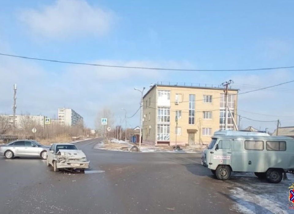 В Волгограде из больничной машины в результате ДТП выпал 61-летний пассажир
