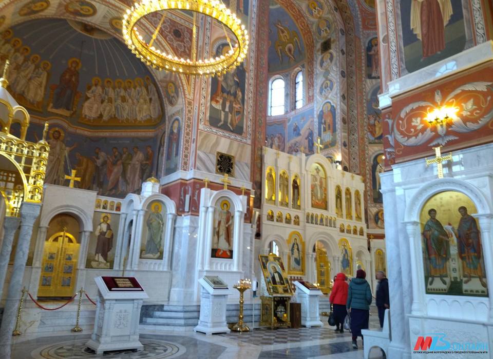 В Волгограде бездомный мужчина упал в Александро-Невском соборе и умер