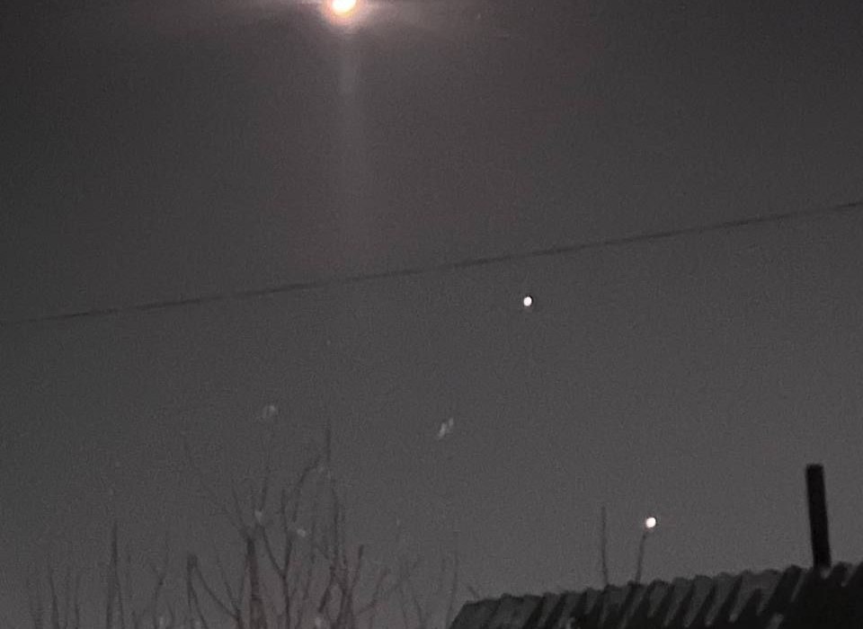 В небе над Волгоградской областью засняли выстроившихся в ряд Луну, Венеру и Юпитер