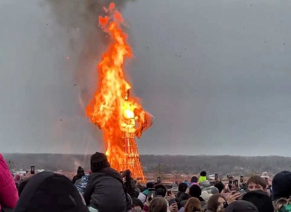 В ЦПКиО Волгограда сожгли 8-метровое чучело Масленицы