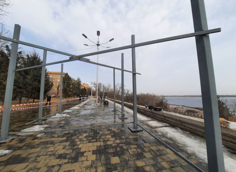 На Центральной набережной в Волгограде устанавливают дополнительные архитектурные формы