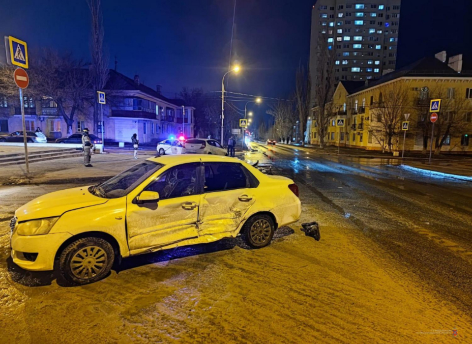 В Волгограде 20-летний водитель без прав спровоцировал ДТП с двумя пострадавшими