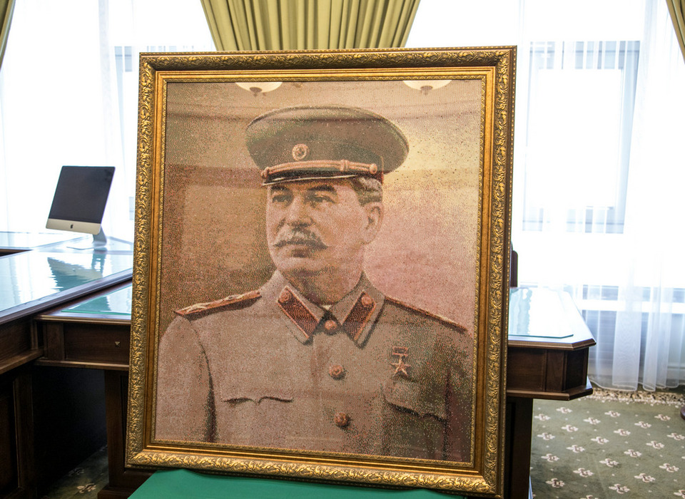 В музее Волгограда появился портрет Сталина из 130 тысяч бусин
