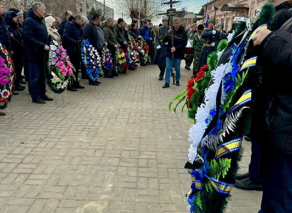 В Волгоградской области в последний путь проводили погибшего в зоне СВО Олега Мельникова