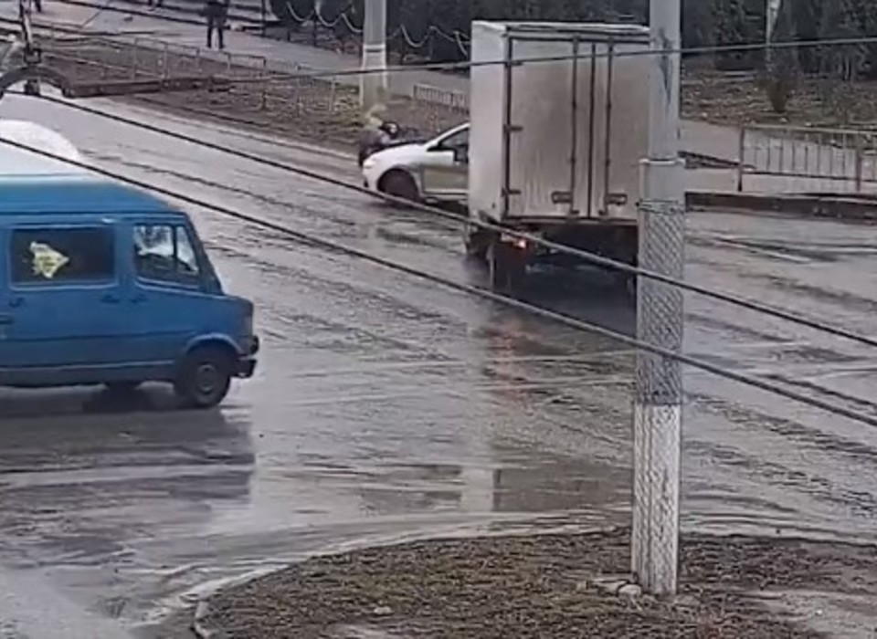 В Волгограде на видео попало ДТП со сбитым на «зебре» пешеходом