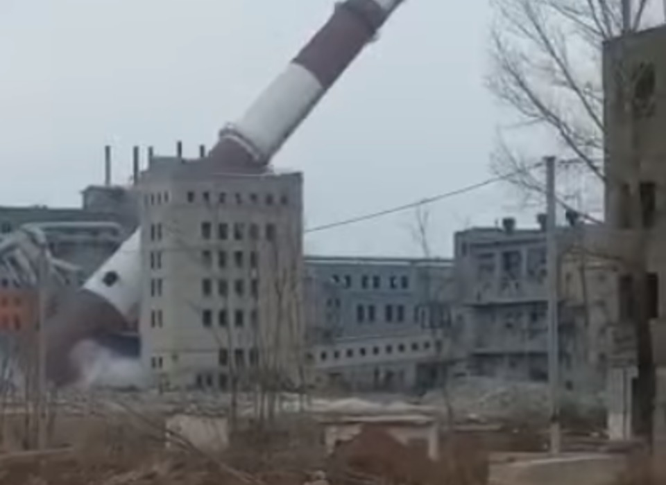В Волгограде подорвали 78-метровую трубу «Химпрома»