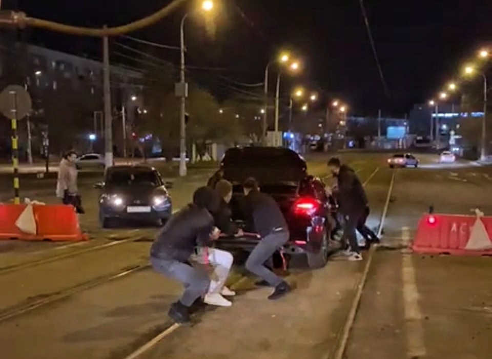 Автомобиль застрял на ремонтируемом Марийском путепроводе в Волгограде