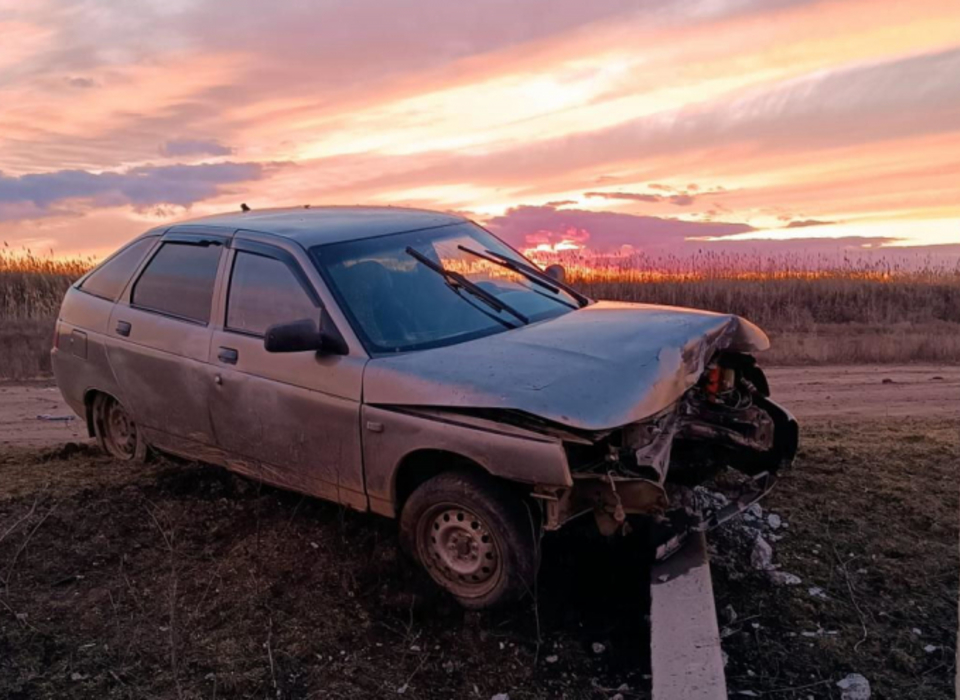 Под Волгоградом водитель ВАЗа влетел в опору ЛЭП