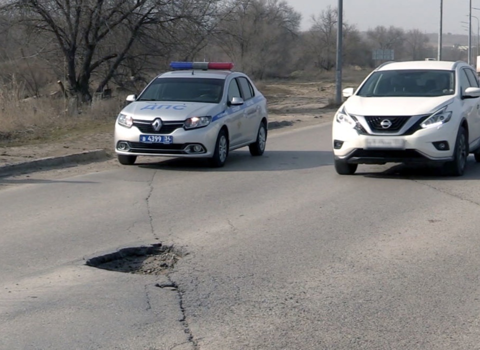 Сотрудники Госавтоинспекции проверили состояние дорог в двух районах Волгограда