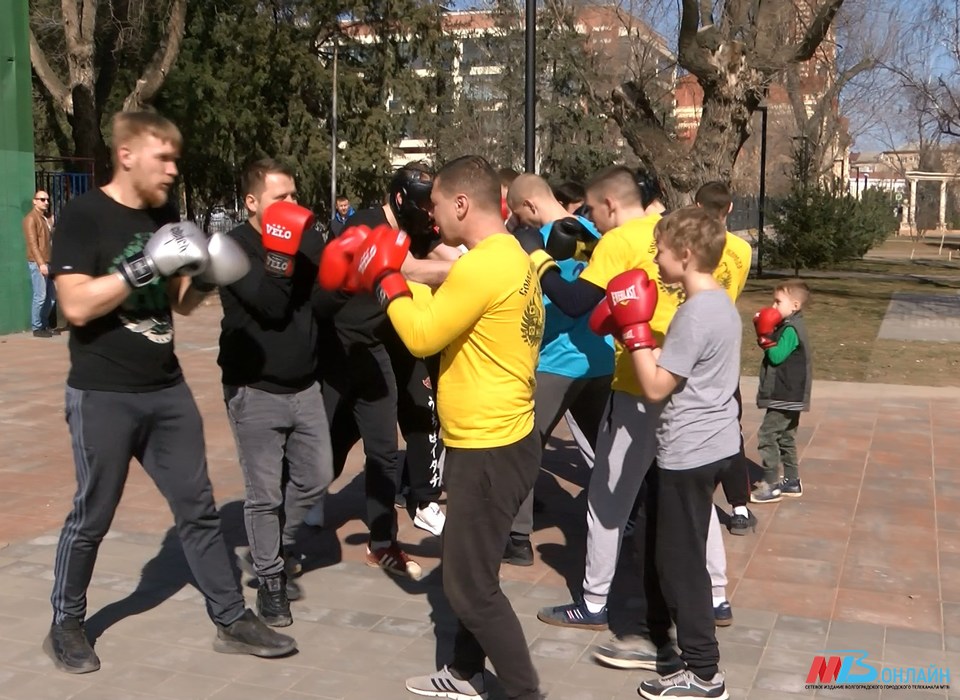 Волгоградцы проводят спортивные тренировки в Комсомольском саду