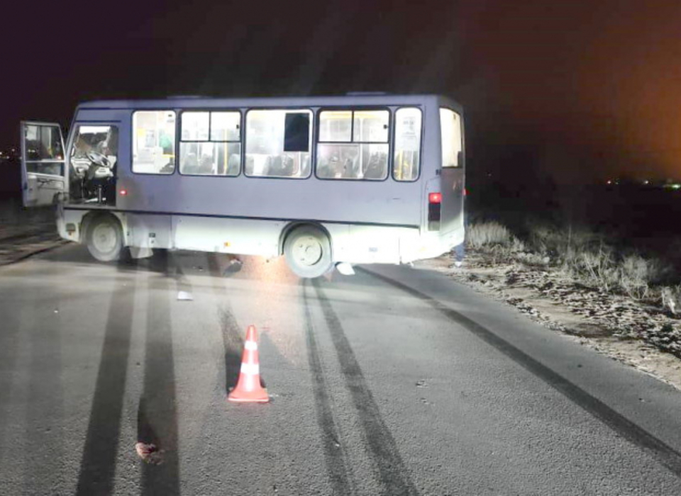 В Волгограде водитель автобуса сбил мужчину, шедшего по середине дороги