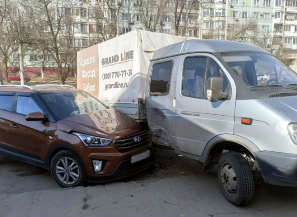 Дети 7 и 12 лет пострадали в ДТП с грузовиком в Волгограде