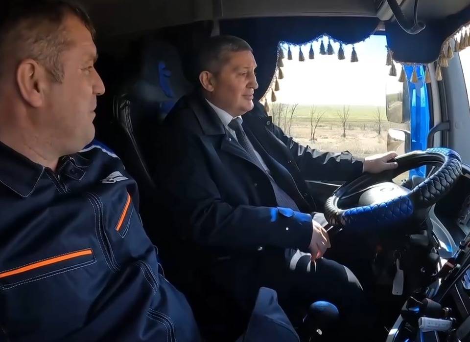 Бочаров за рулем газовоза объехал стройплощадку будущего завода под Волгоградом