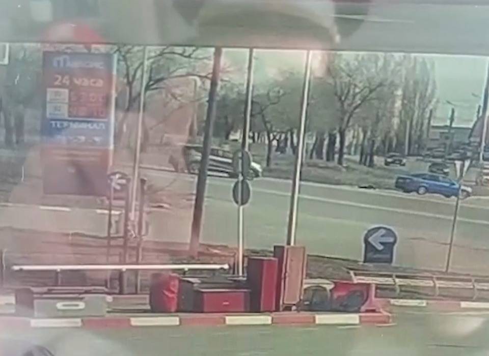 25-летняя девушка выпала из движущейся «Лады» в Камышине и попала на видео