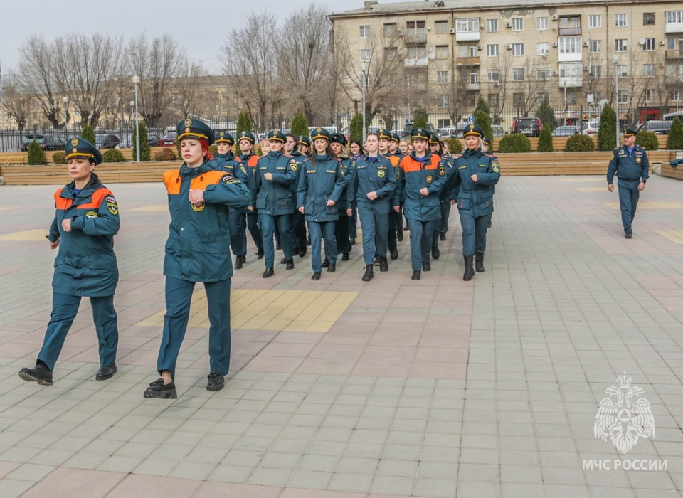 В Волгограде началась подготовка сотрудниц МЧС к Параду Победы