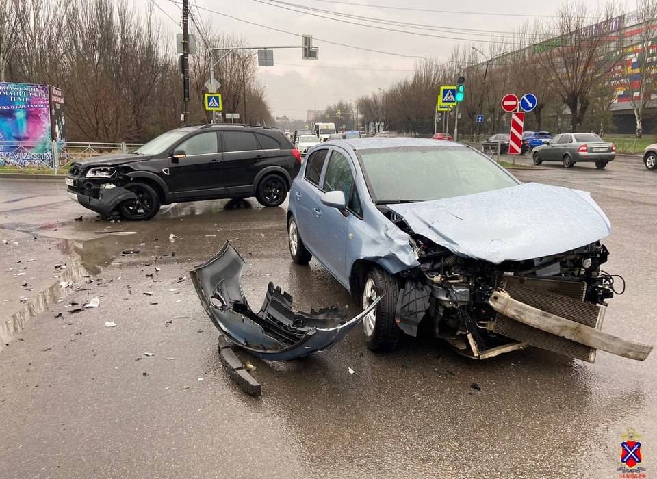 В Волжском на перекрестке с неработающим светофором 55-летняя женщина на Opel устроила ДТП