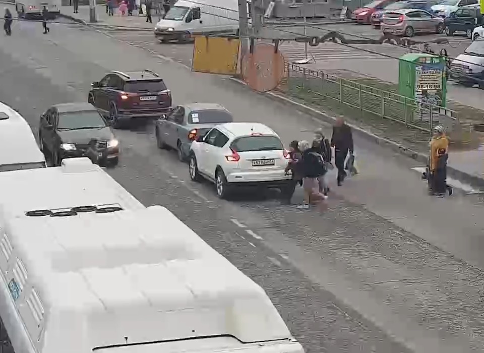 ГУ МВД опубликовало видео с наездом автомобиля на 18-летнюю девушку в Волгограде